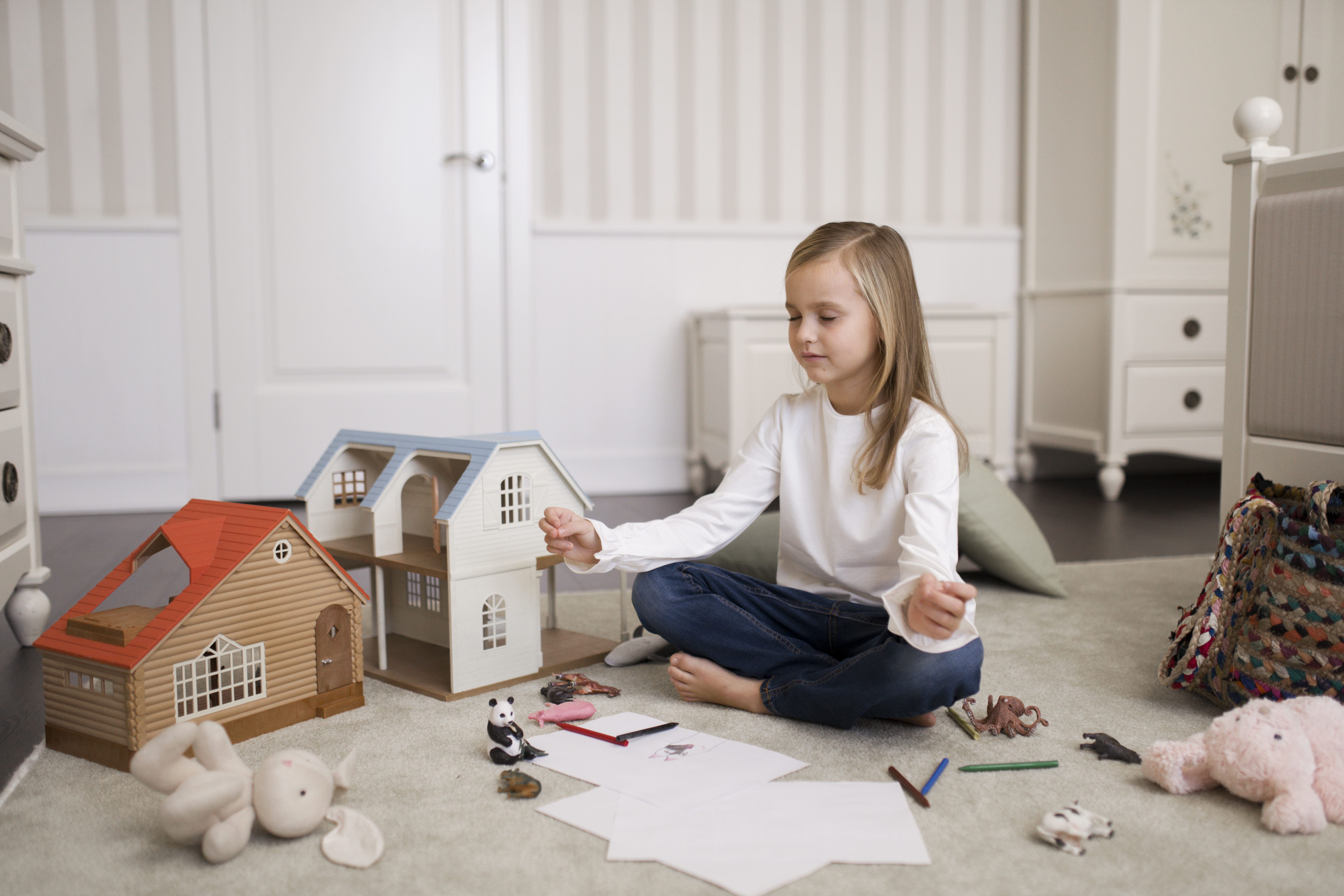 Dollhouse with furniture